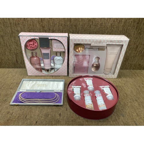 279 - 2 beauty box sets and costume jewellery