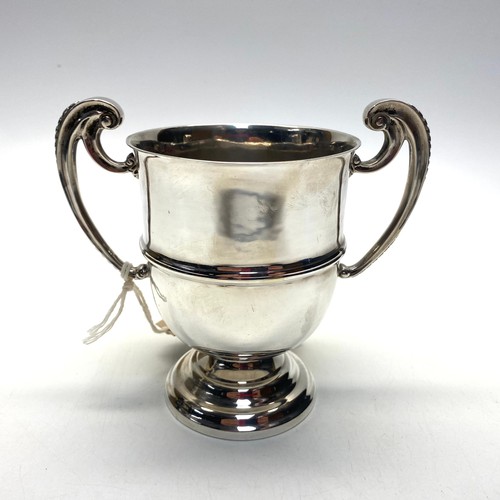 875 - Large sterling silver cup London hallmarks dated 1914. 284g. 115mm tall.