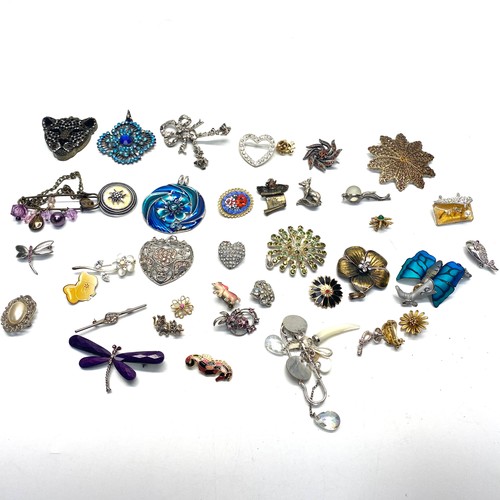 764 - Approximately 40 brooches.