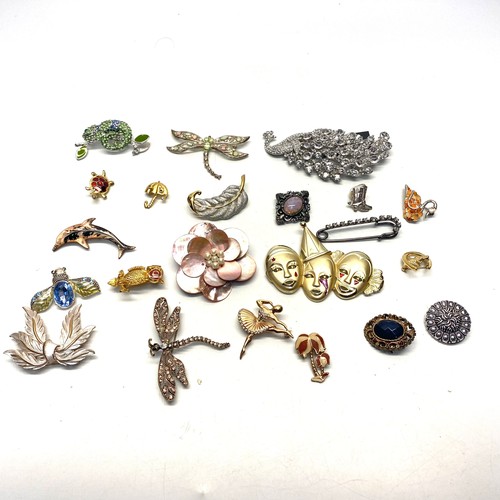 765 - collection of 6 brooches.