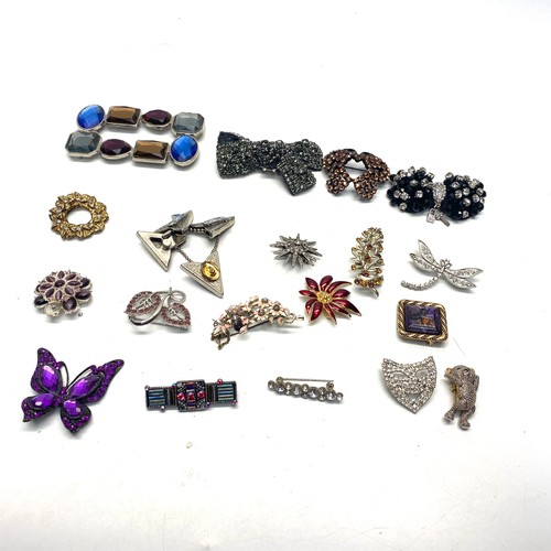 766 - Collection of 20 brooches.