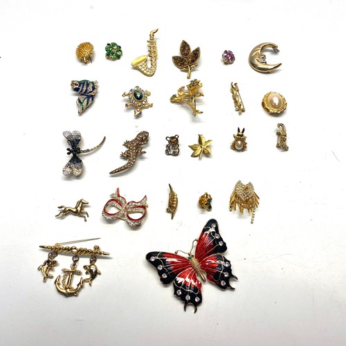 767 - Collection of 20 brooches.