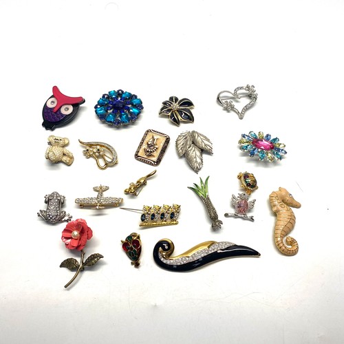 768 - Collection of 20 brooches.