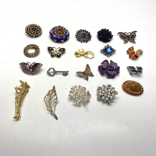 769 - Collection of 20 brooches.