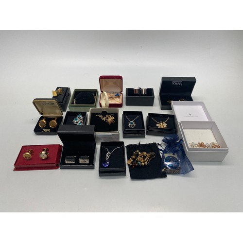 541 - Collection of high end costume jewellery including: brooches and cufflinks.