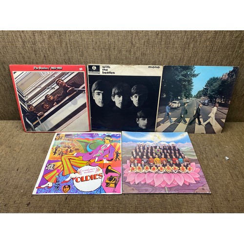 1045 - Vinyl albums/records. The Beatles 1962-1966, Abby Road, A collection of Beatles Oldies and George Ha... 