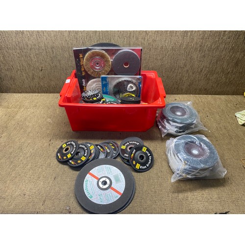 66 - Large selection of grinding disks.