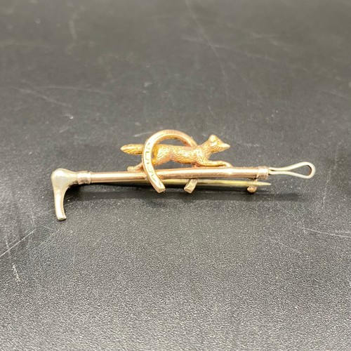 870 - 9ct gold and silver hunting brooch. 1.7g.