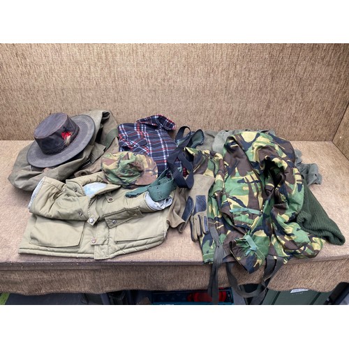 172 - mixed selection of hunting and outdoor clothing.