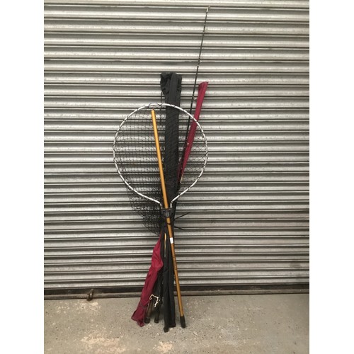 173 - bundle of sea fishing rods and landing net.