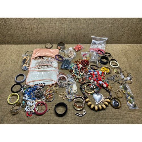 501 - Selection of mixed costume jewellery