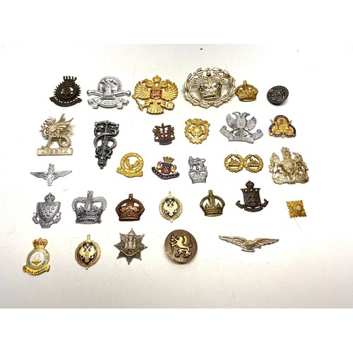 724 - 30 mixed military badges.