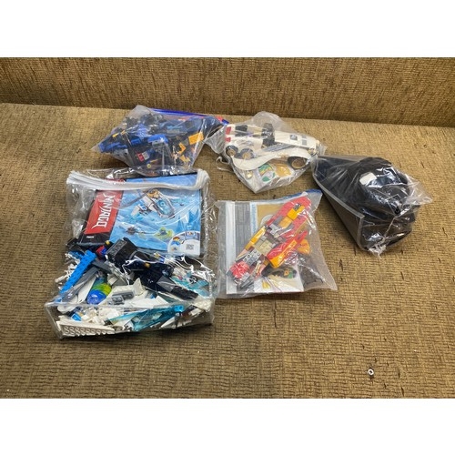 1049 - Large collection of LEGO.
