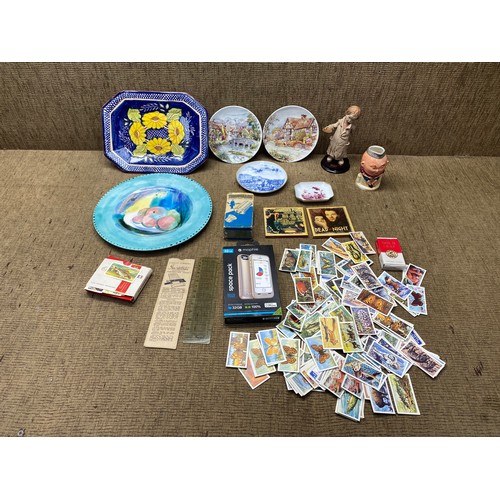 530 - Selection of vintage collectible items including: Poole pottery plates.