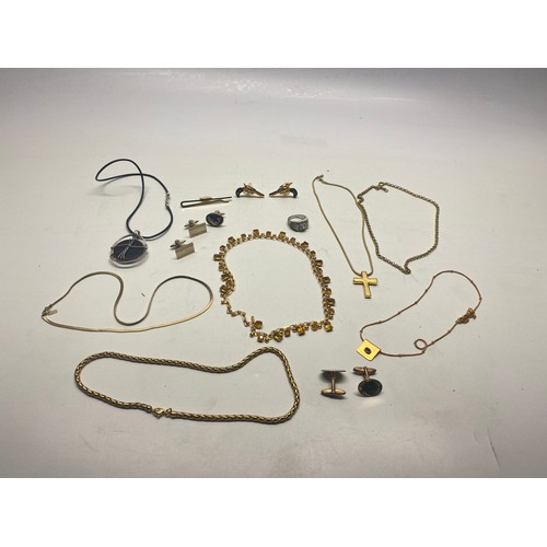 539 - Yellow and white metal quality costume jewellery.