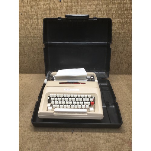 280 - Olivetti LETTERA 35 typewriter.