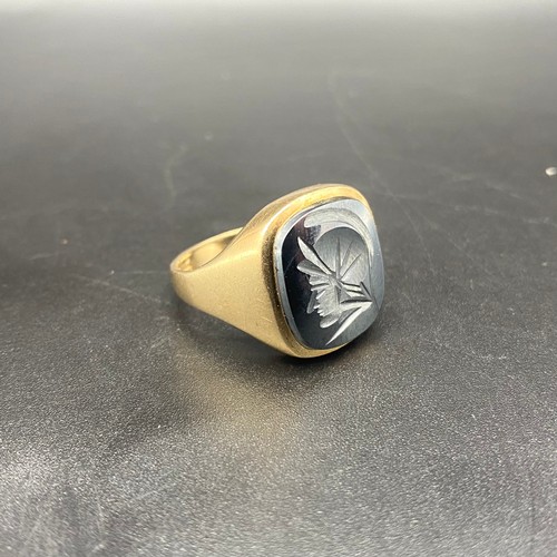 951 - 9ct gold centurion ring. Size R, 8g.