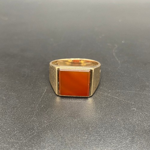 952 - 9ct gold carnelian signet ring. Size O. 4.8g.