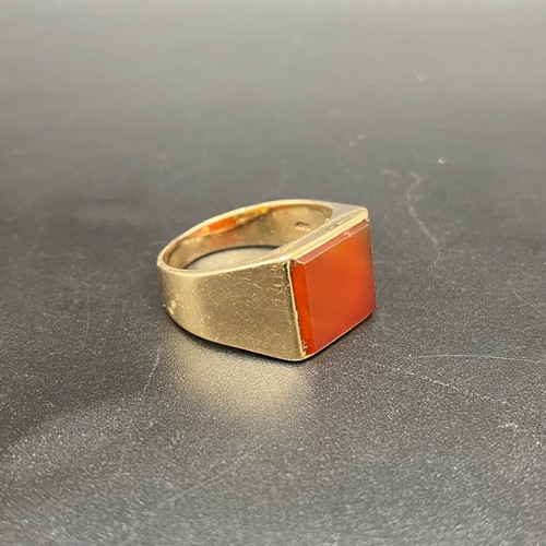 952 - 9ct gold carnelian signet ring. Size O. 4.8g.