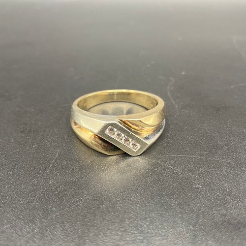 954 - 9ct gold ring with .16kt Diamonds. Size U. 7.5g