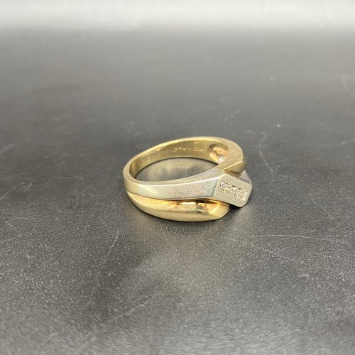 954 - 9ct gold ring with .16kt Diamonds. Size U. 7.5g