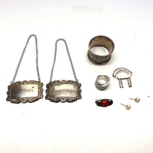 957 - silver napkin ring, 925 silver ring, decanter label and 18ct gold pearl earrings.