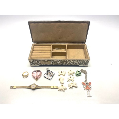 967 - A stunning silver plated jewellery box with some Jewellery.