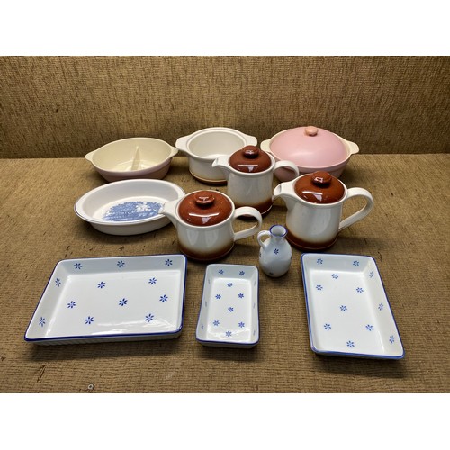 130C - Selection of kitchenware.