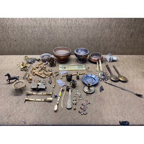 1063 - Mixed selection of brass items including: A Letter box and coat hangers.