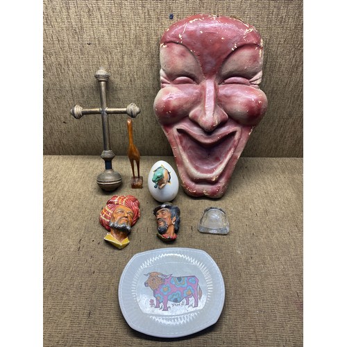 1071 - Selection of mixed items including: A Beefeater ceramic plate and a paper mache face.