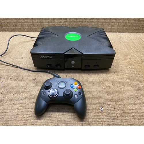 1098 - Xbox original with controller.