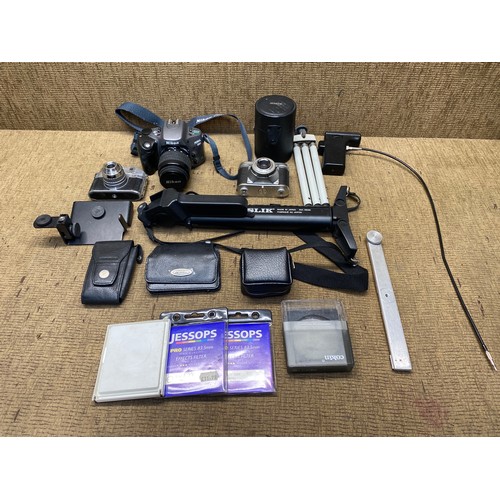 1189 - Collection of cameras and accessories.