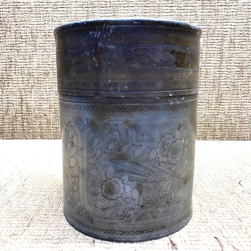 688 - Chinese tea caddy; Weight 0.80kg, Diameter: 12cm and depth: 16cm.