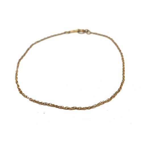 716 - 9ct gold petite bracelet 18cm 0.6g