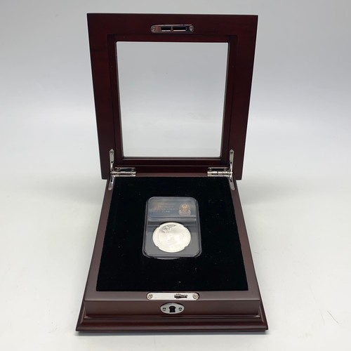 732 - The 2022 Royal Mint. The Tutankhamun 100th Anniversary Silver Proof Coin by Danbury Mint. sterling s... 