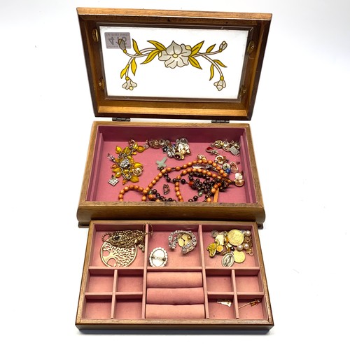 416 - Jewelry box and contents.