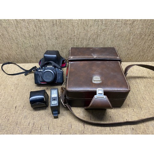 601 - ricoh kr-10 camera and a leather carry case and a flash.