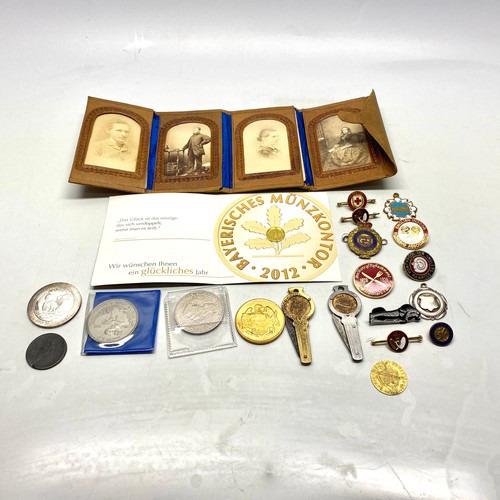 602 - Collection of enamel badges, pipe cleaners, vintage photos, and coins including Apollo 11 and a Unit... 