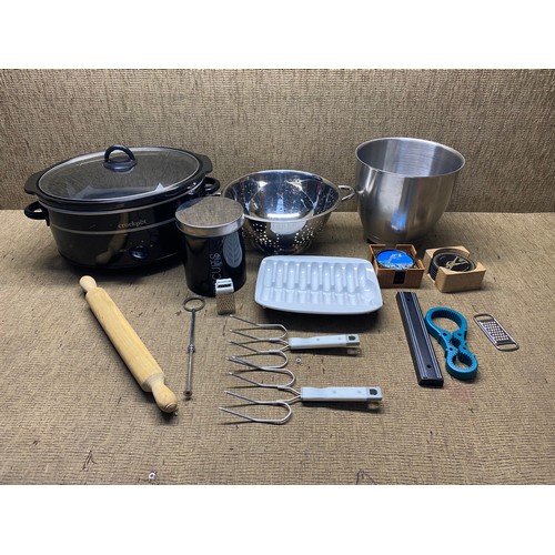 192 - mixed selection of kitchen items including slow cooker, mixing bowl.