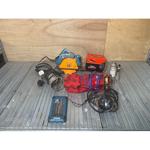 247 - Mixed tools including: Black & Decker circular saw and 1.5ton hydraulic jack.