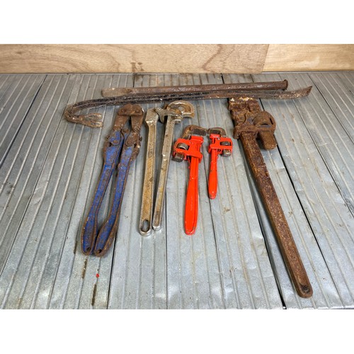 314A - Mixed tools including: Pipe wrench, crowbar and a pipe bender.