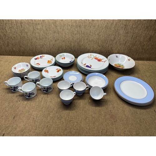 316 - Mixed ceramics including: Royal Worcester and Doulton.