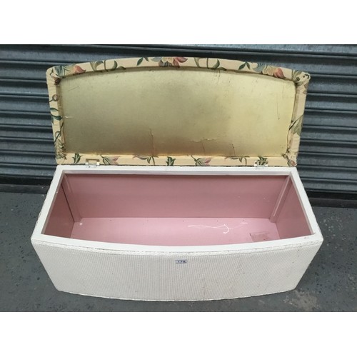 543A - Lloyd loom style blanket box/toy storage/storage box with a recovered lid.