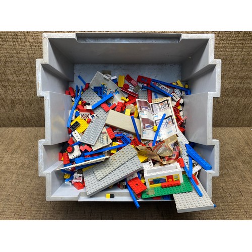 868 - Large collection of LEGO.