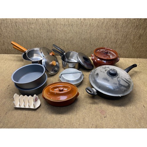 65 - Mixed kitchenware.