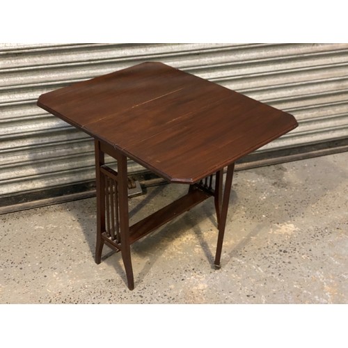 559 - Small Edwardian Sutherland table with gate leg leaves.