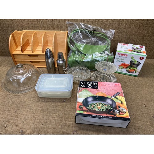 105 - Mixed selection of kitchen items including sauce pan, tower spiralizer, and a cake stand.