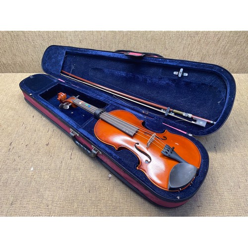 947 - 4/4 full size Violin from Cardiff violins with case.