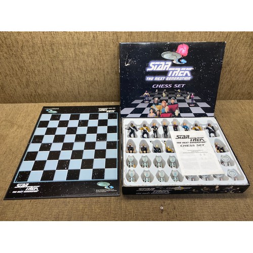 954 - Star Trek next generation chess set.