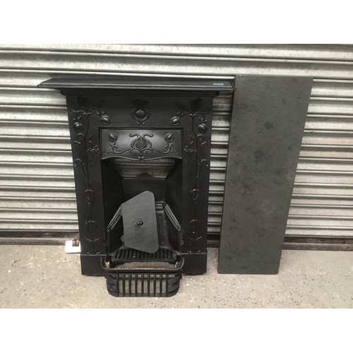 926 - Art Nouveau cast metal fire grate (complete) with welsh slate base, 1910, very good condition; heigh... 